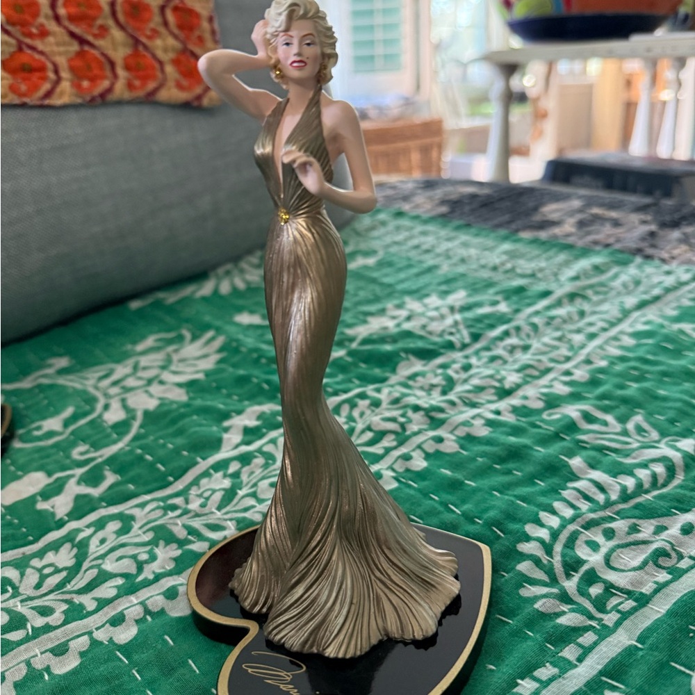 Marilyn Monroe Figurines (3) with gold dress and Black Base. Collectable! - Picture 2 of 6